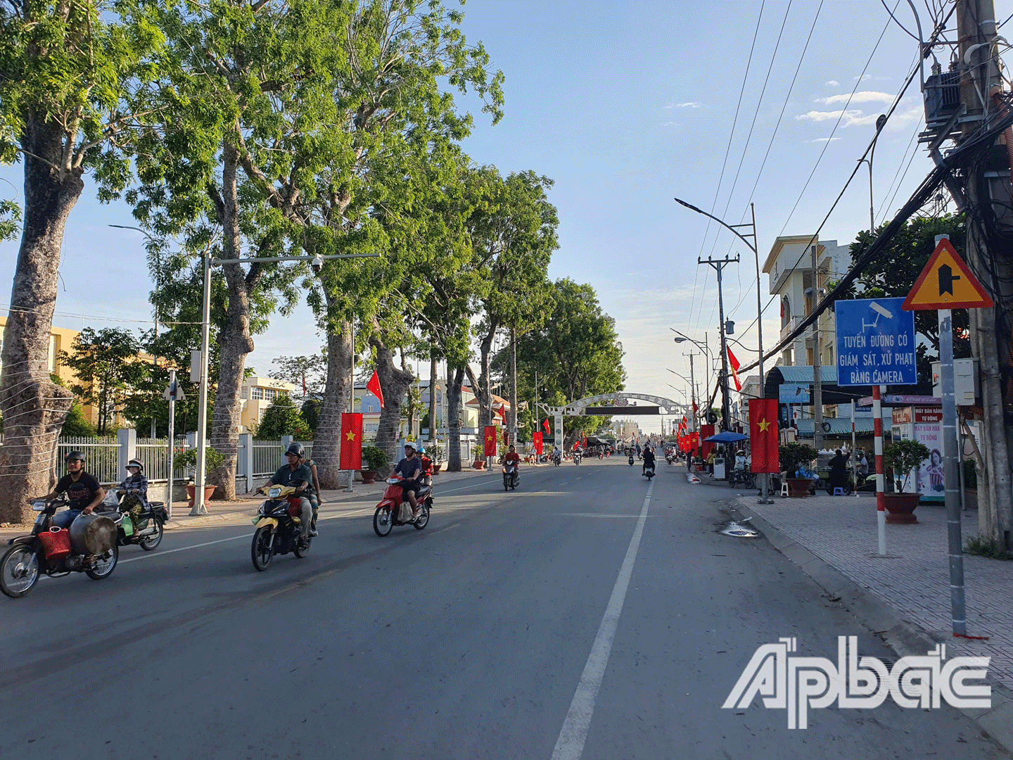 Các tuyến đường của xã Cái Bè được treo cờ trang trọng. 