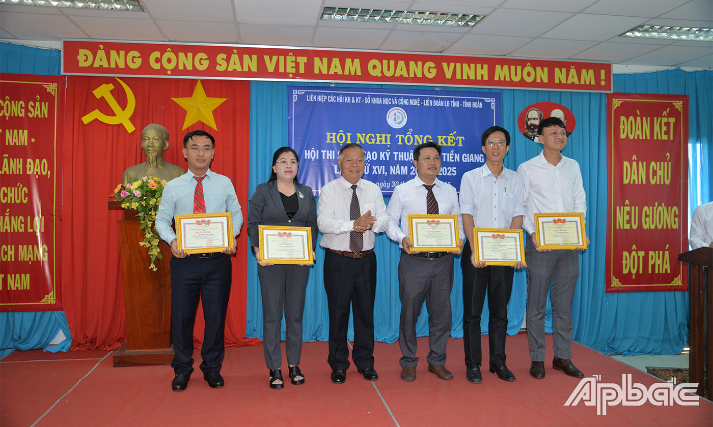 Đồng chí Nguyễn Văn Khang trao giải Nhì cho các tác giả, nhóm tác giả