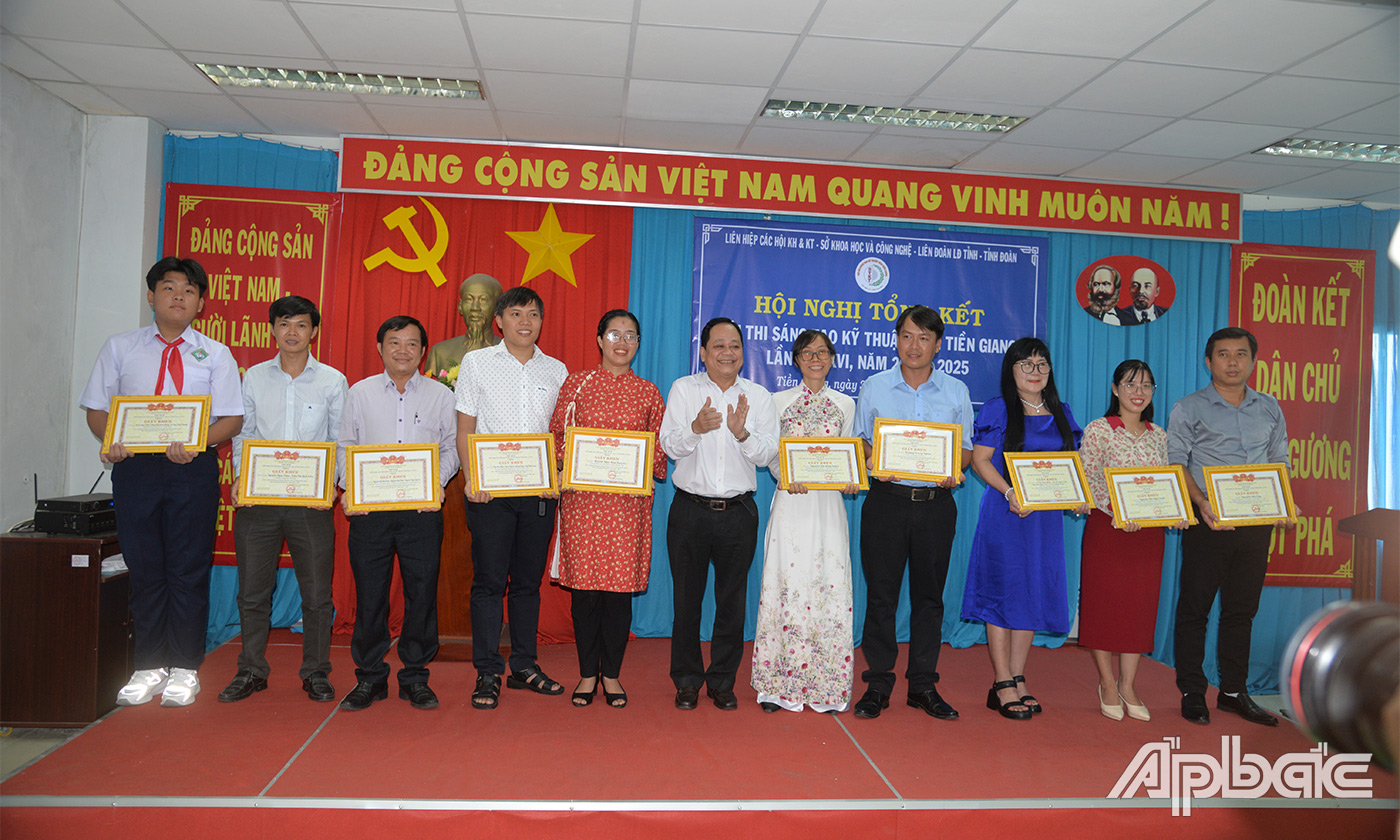 Ban tổ chức trao giải Khuyến khích cho các tác giả, nhóm tác giả