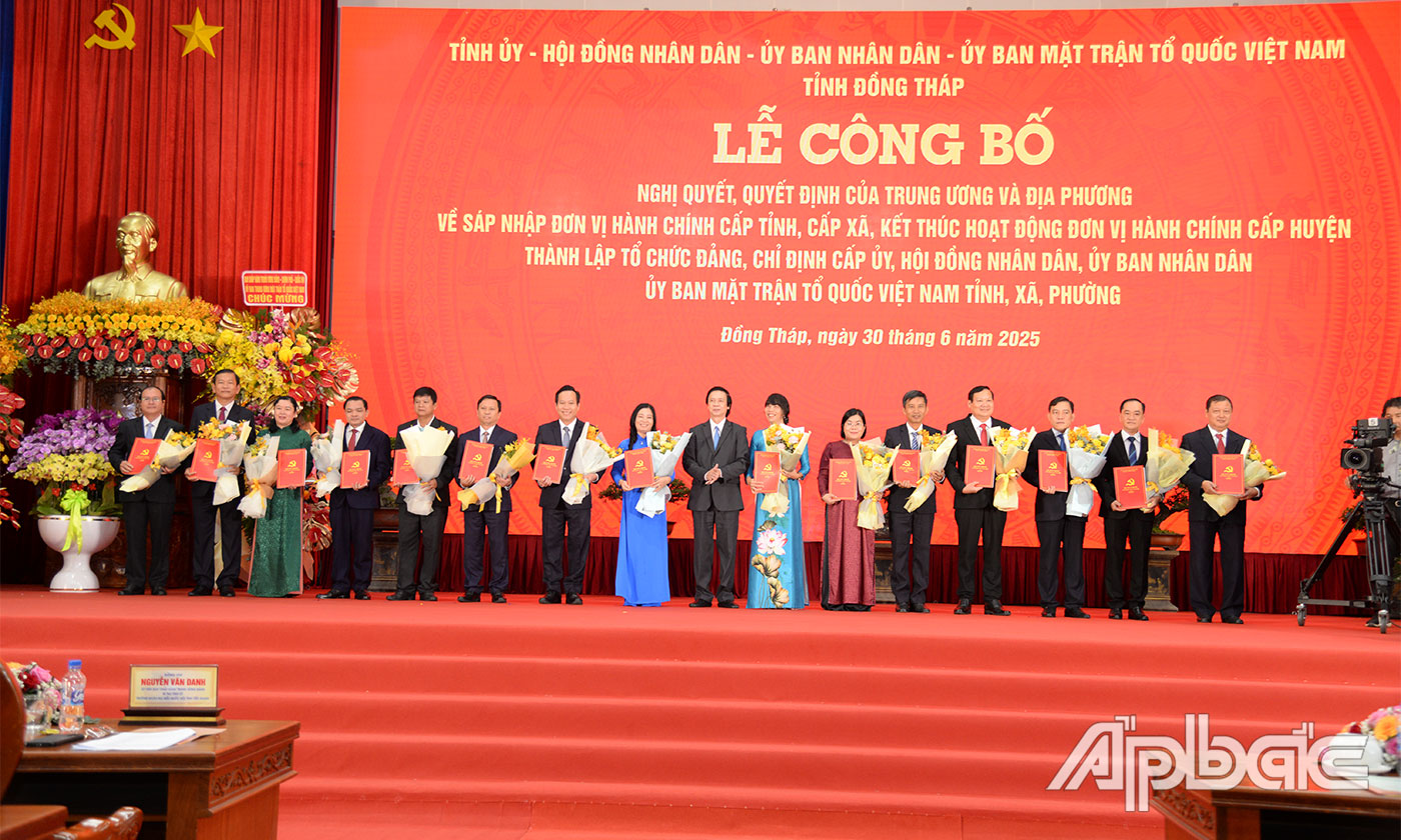 Đồng chí Nguyễn Văn Danh, Ủy viên BCH trung ương Đảng, Bí thư Tỉnh ủy Tiền Giang nhiệm kỳ 2020-2025 trao Quyết định bổ nhiệm cho các tân Bí thư Đảng ủy xã, phường. Ảnh: MINH THÀNH