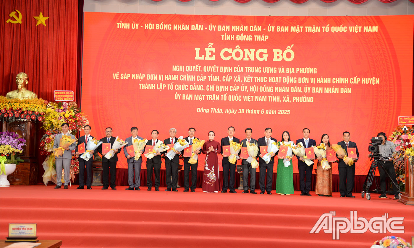 Đồng chí Nguyễn Hải Trâm, Phó Bí thư Thường trực Tỉnh ủy trao Quyết định bổ nhiệm cho các tân Bí thư Đảng ủy xã, phường. Ảnh: MINH THÀNH