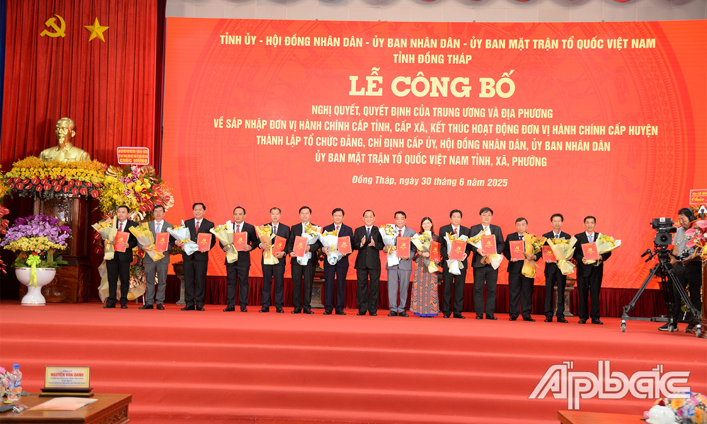 Đồng chí Nguyễn Văn Vĩnh, Phó Bí thư Tỉnh ủy, Chủ tịch UBND tỉnh Tiền Giang trao Quyết định bổ nhiệm cho các tân Bí thư Đảng ủy xã, phường. Ảnh: MINH THÀNH