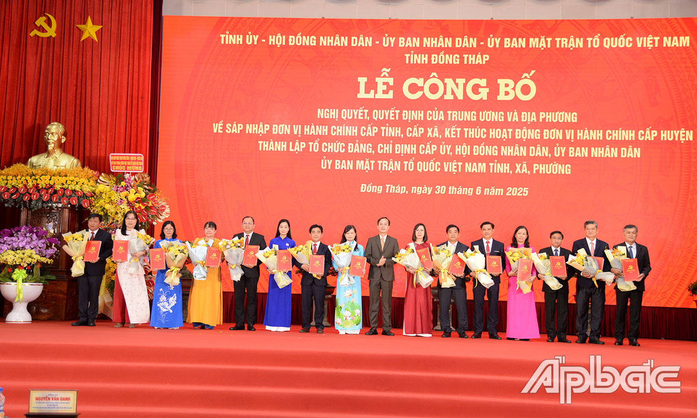 Đồng chí Trần Trí Quang, Phó Bí thư Tỉnh ủy, Chủ tịch UBND tỉnh trao Quyết định bổ nhiệm cho các tân Bí thư Đảng ủy xã, phường. Ảnh: MINH THÀNH