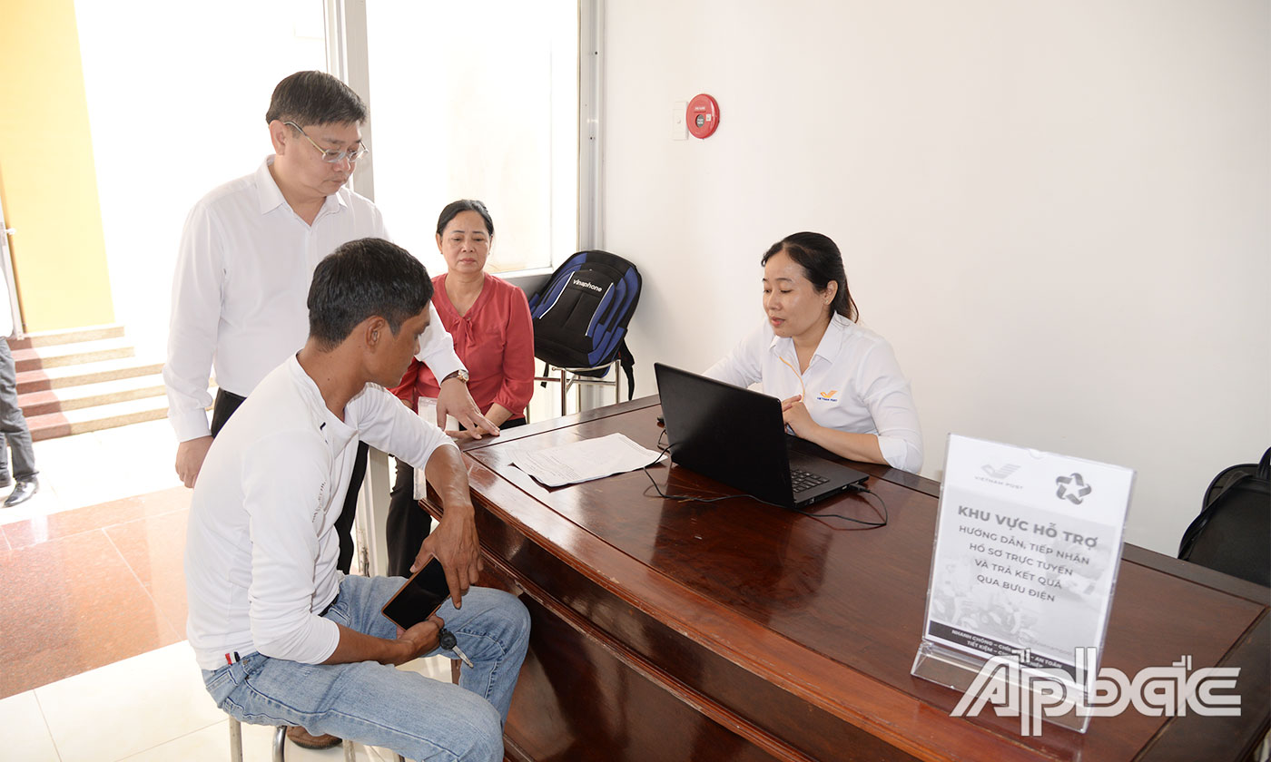Giám đốc Bưu điện tỉnh Tiền Giang Nguyễn Tấn Trọn kiểm tra công tác hướng dẫn người dân thực hiện TTHC tại Trung tâm Phục vụ hành chính công phường Long Thuận.