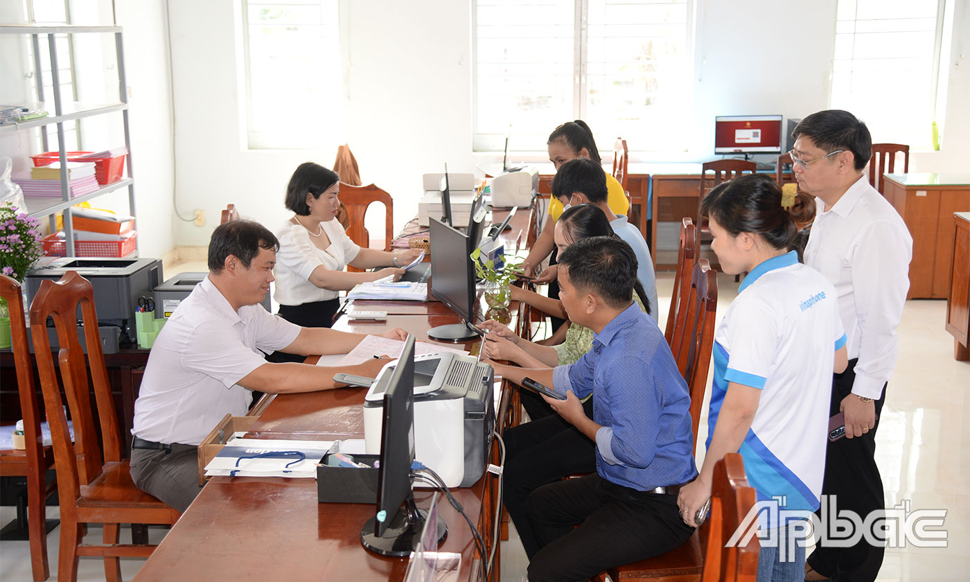 Giám đốc Bưu điện tỉnh Tiền Giang Nguyễn Tấn Trọn kiểm tra công tác hướng dẫn người dân thực hiện TTHC tại Trung tâm Phục vụ hành chính công phường Gò Công.