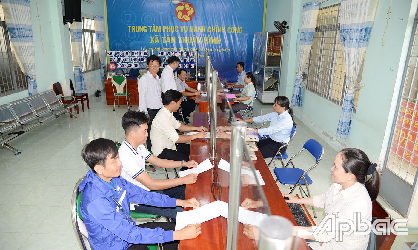 Trong thời gian tới, Bưu điện tỉnh Tiền Giang sẽ tiếp tục bố trí nhân viên hướng dẫn người dân thực hiện TTHC tại Trung tâm Phục vụ hành chính công của các phường, xã còn lại.