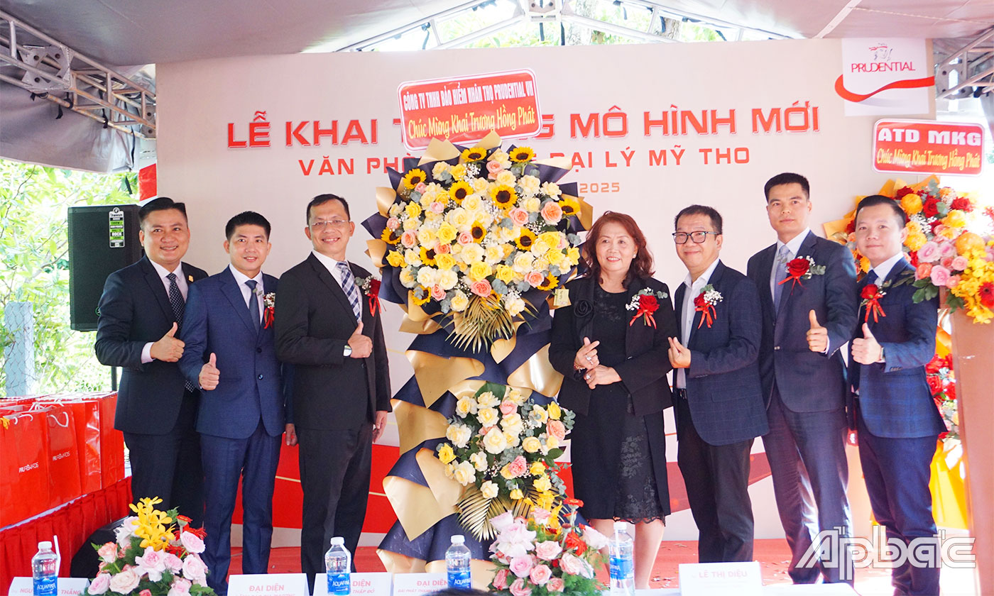 Đại diện lãnh đạo Công ty TNHH Bảo hiểm Nhân thọ Prudential Việt Nam tặng hoa chúc mừng khai trương Văn phòng Tổng Đại lý theo mô hình mới tại phường Đạo Thạnh