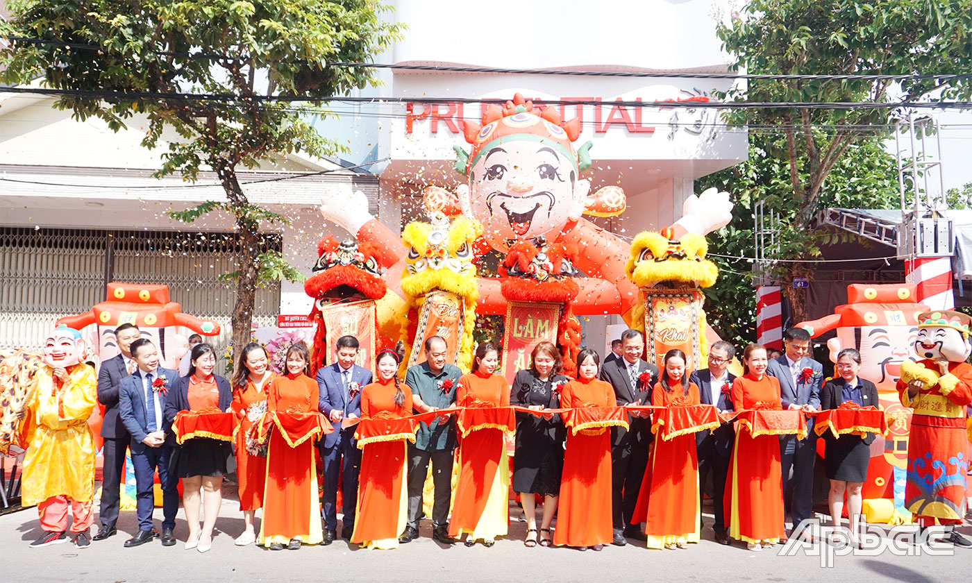 Các đại biểu cắt băng khai trương Văn phòng Tổng Đại lý Prudential tại phường Đạo Thạnh. 