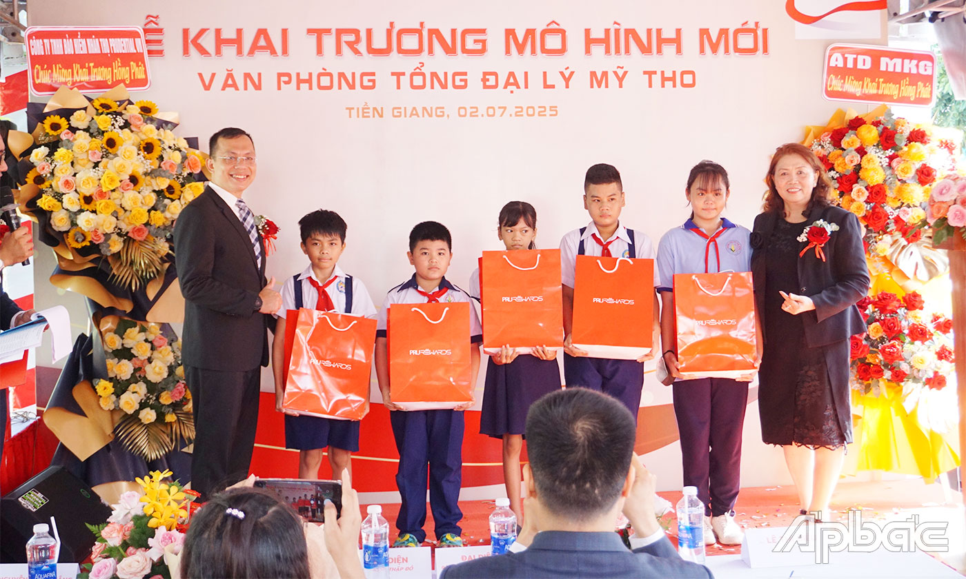 Đại diện lãnh đạo công ty TNHH BHNT Prudential Việt Nam, Văn phòng Tổng Đại lý tại phường Đạo Thạnh cùng đại biểu Trao tặng 20 phần quà cho các em học sinh có hoàn cảnh khó khăn.