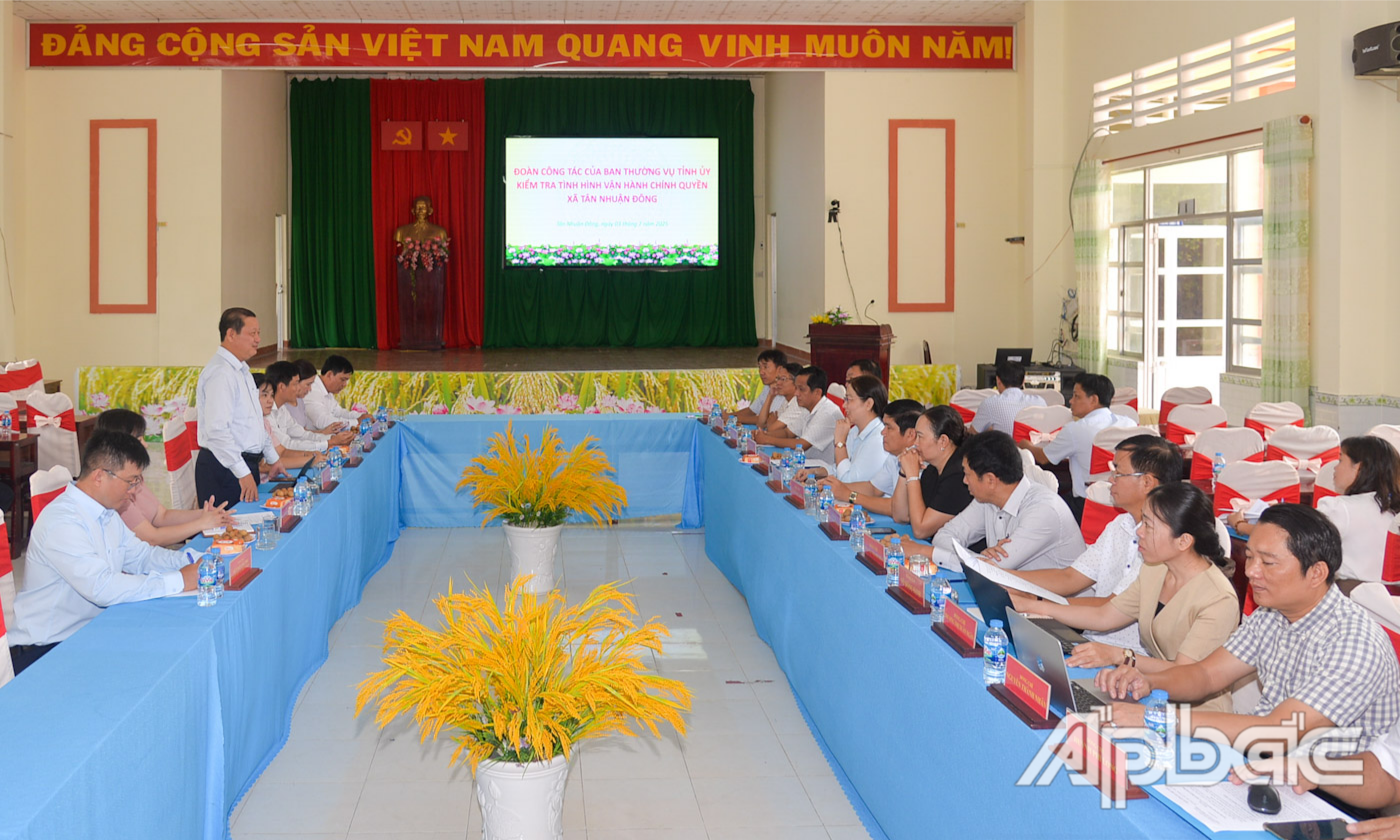 Quang cảnh buổi làm việc.