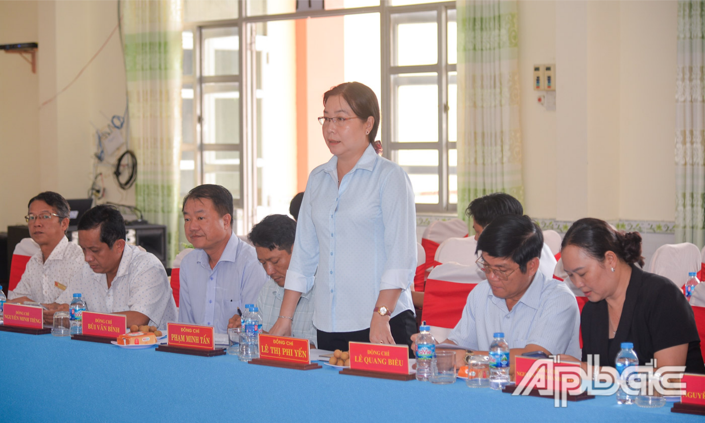 Đồng chí Lê Thị Phi Yến, Bí thư Đảng ủy, Chủ tịch HĐND xã Tân Nhuận Đông phát biểu tại buổi làm việc.