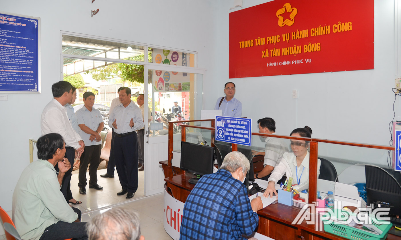 Đoàn đi thực tế tại Trung tâm hành chính công xã Tân Nhuận Đông.