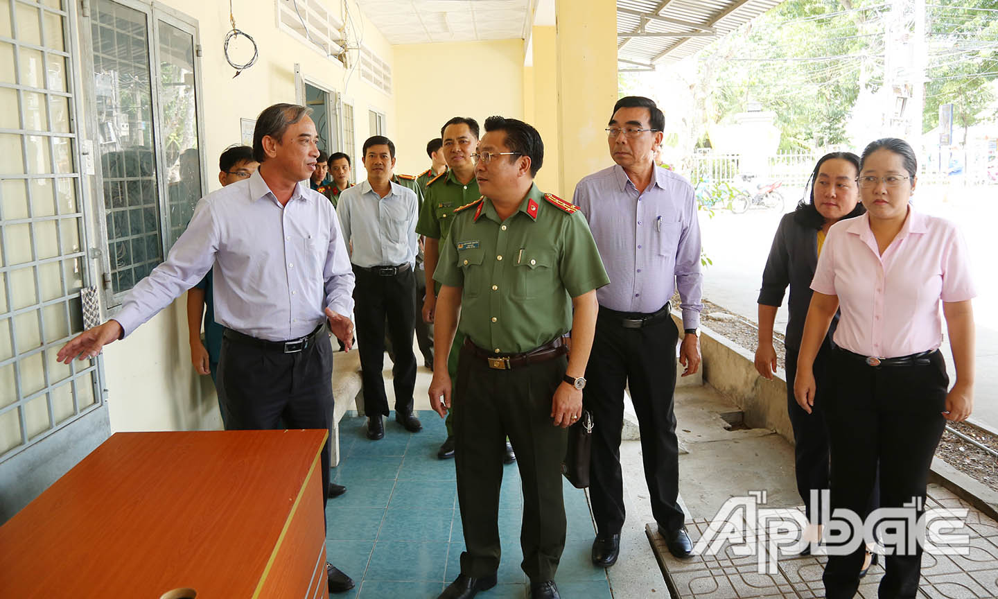 Đồng chí Nguyễn Hữu Đức trình bày khó khăn về cơ sở vật chất.