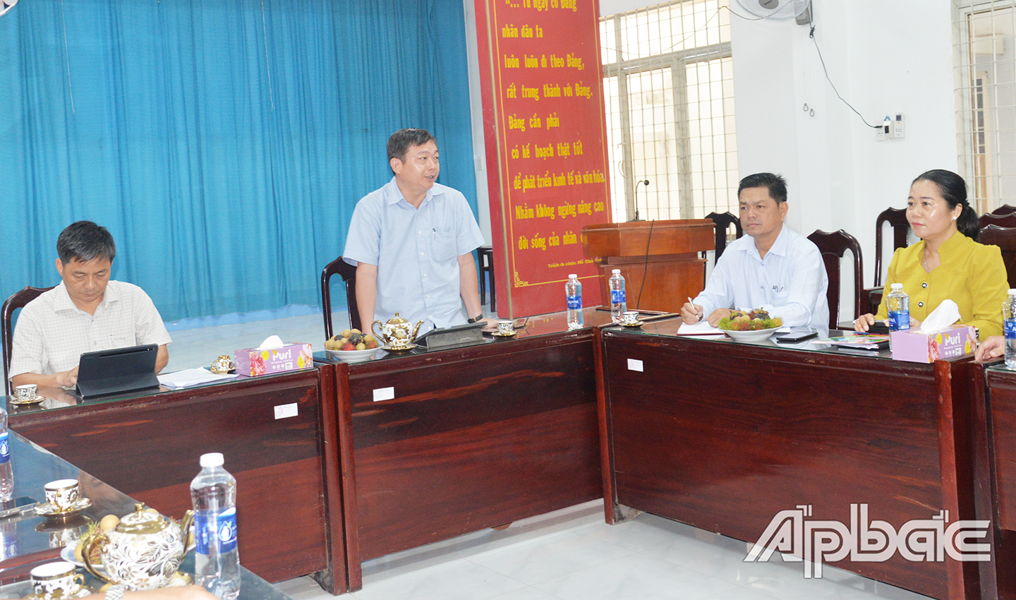 Đồng chí Phan Văn Thương chỉ đạo các sở, ngành có liên quan hỗ trợ xã tháo gỡ vướng mắt trong thực hiện thủ tục hành chính công