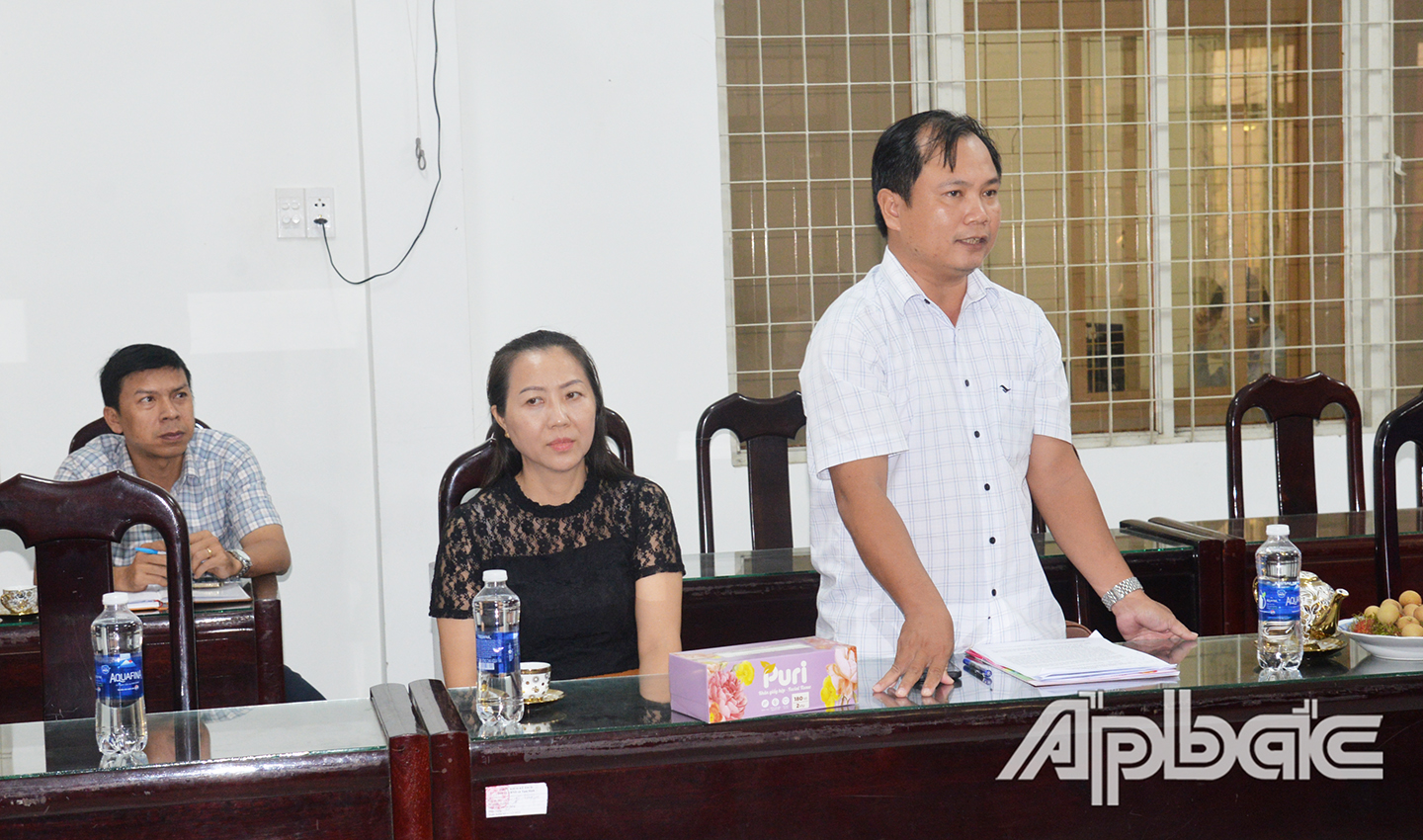 Đồng chí Nguyễn Tấn Phong, Phó Giám đốc Sở Tư pháp giải đáp về vướng mắc của xã trong thực hiện thủ tục liên quan tư pháp, hộ tịch