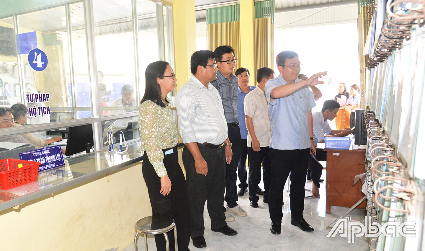 Đồng chí Phan Văn Thương cùng đoàn công tác của tỉnh trao đổi với cán bộ, công chức Trung tâm phục vụ hành chính công xã Ngũ Hiệp về thuận lợi và khó khăn khi triển khai thực hiện mô hình chính quyền 2 cấp