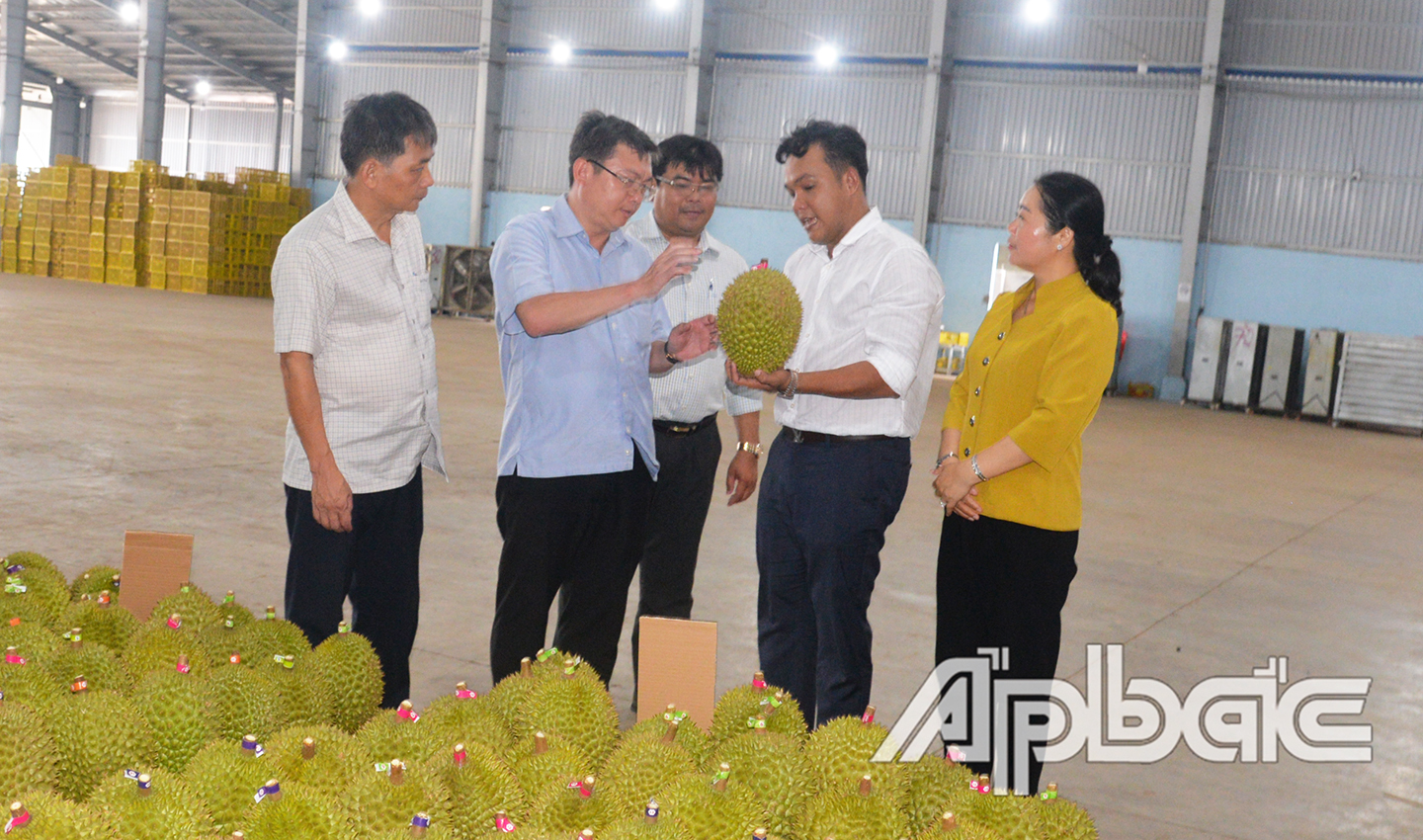 Đồng chí Phan Văn Thương trao đổi với chủ doanh nghiệp Huỳnh Nương ở ấp Thủy Tây, xã Ngũ Hiệp về hoạt động thu mua và xuất khẩu sầu riêng