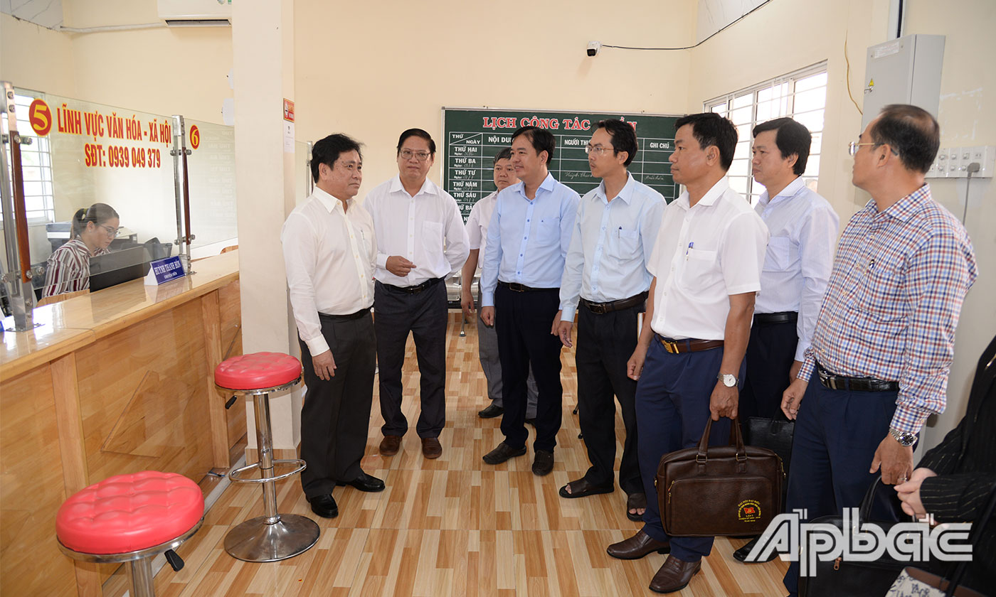 Đồng chí Trần Văn Dũng kiểm tra tình hình vận hành Trung tâm Phục vụ hành chính công xã Mỹ Tân.
