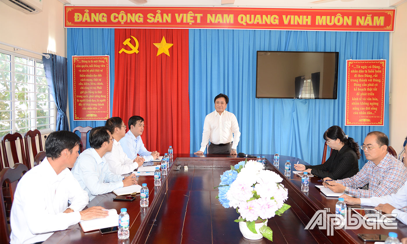 Đồng chí Trần Văn Dũng phát biểu tại cuộc họp với xã Mỹ Tân.