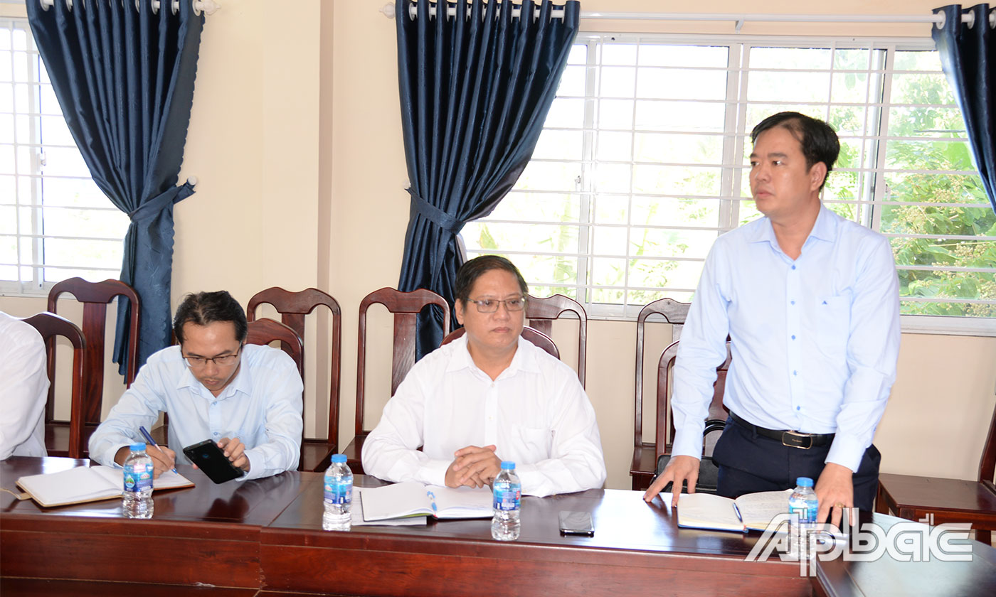 Lãnh đạo xã Mỹ Lợi báo cáo tình hình vận hành của xã Mỹ Lợi.