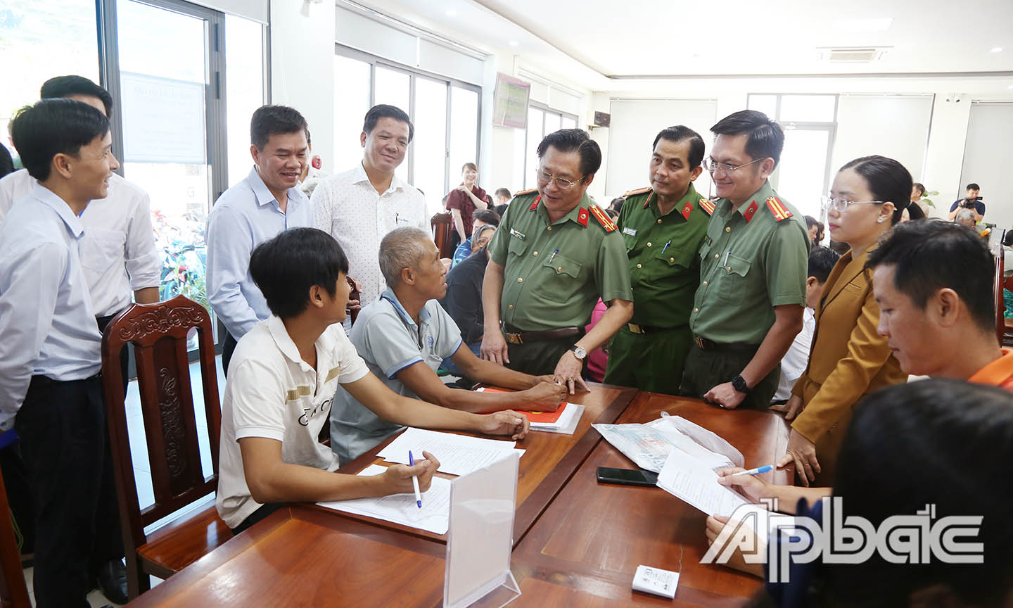 Đại tá Lâm Phước Nguyên thăm hỏi người dân đến làm việc tại trung tâm hành chính công Phường Cao Lãnh. 