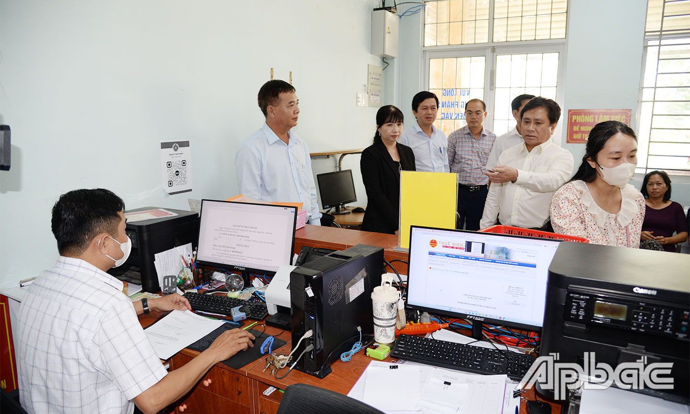 Đồng chí Trần Văn Dũng kiểm tra tình hình vận hành Trung tâm Phục vụ hành chính công xã Hậu Mỹ.