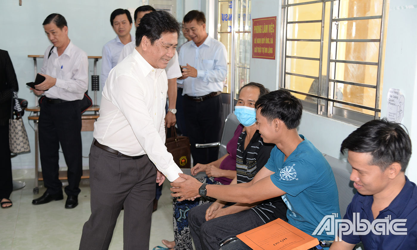 Đồng chí Trần Văn Dũng thăm hỏi người dân đến thực hiện thủ tục hành chính tại Trung tâm Phục vụ hành chính công xã Hậu Mỹ.