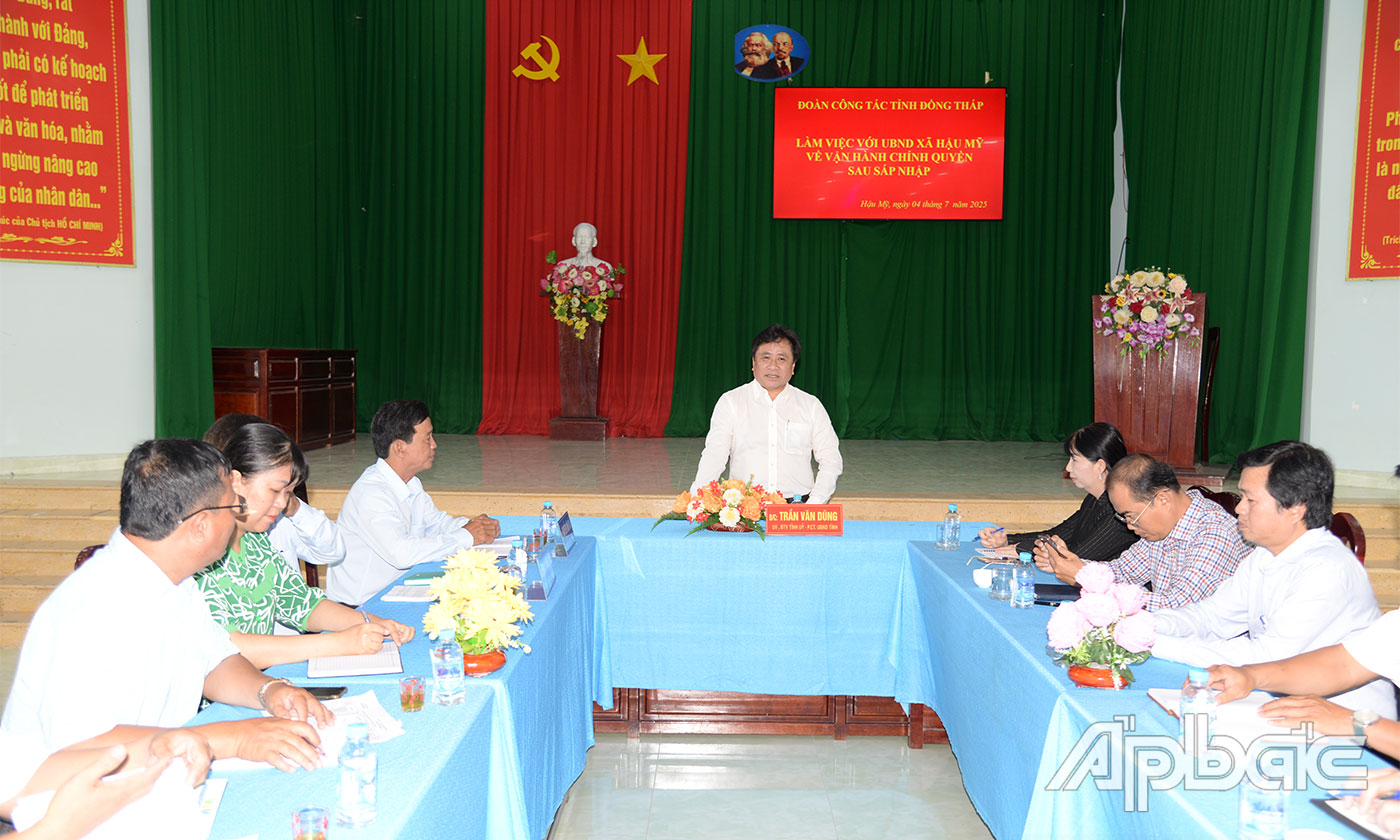 Đồng chí Trần Văn Dũng phát biểu tại cuộc họp với xã Hậu Mỹ.