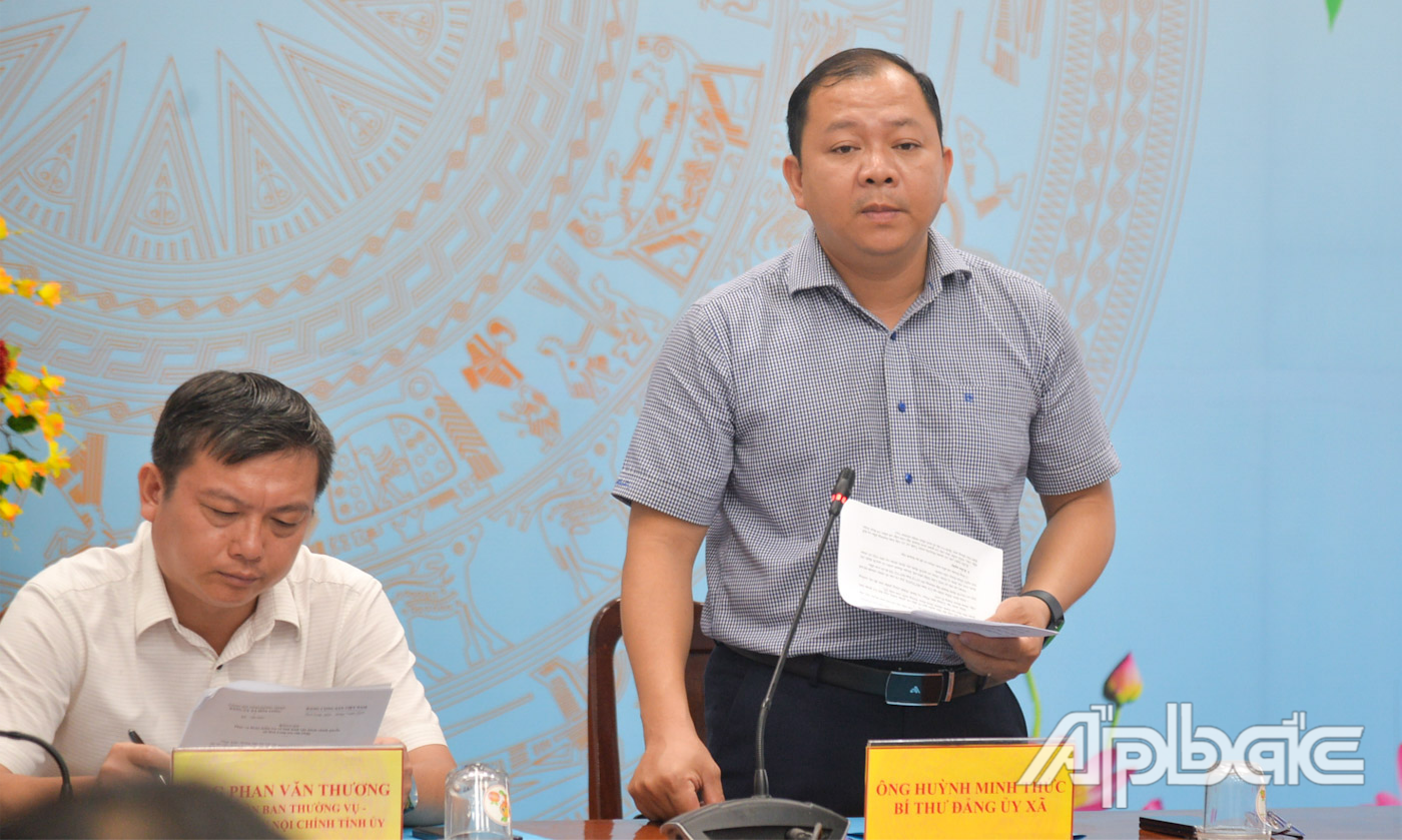 Đồng chí Huỳnh Minh Thức, Bí thư Đảng ủy, Chủ tịch HĐND xã Hòa Long phát biểu tại buổi làm việc.