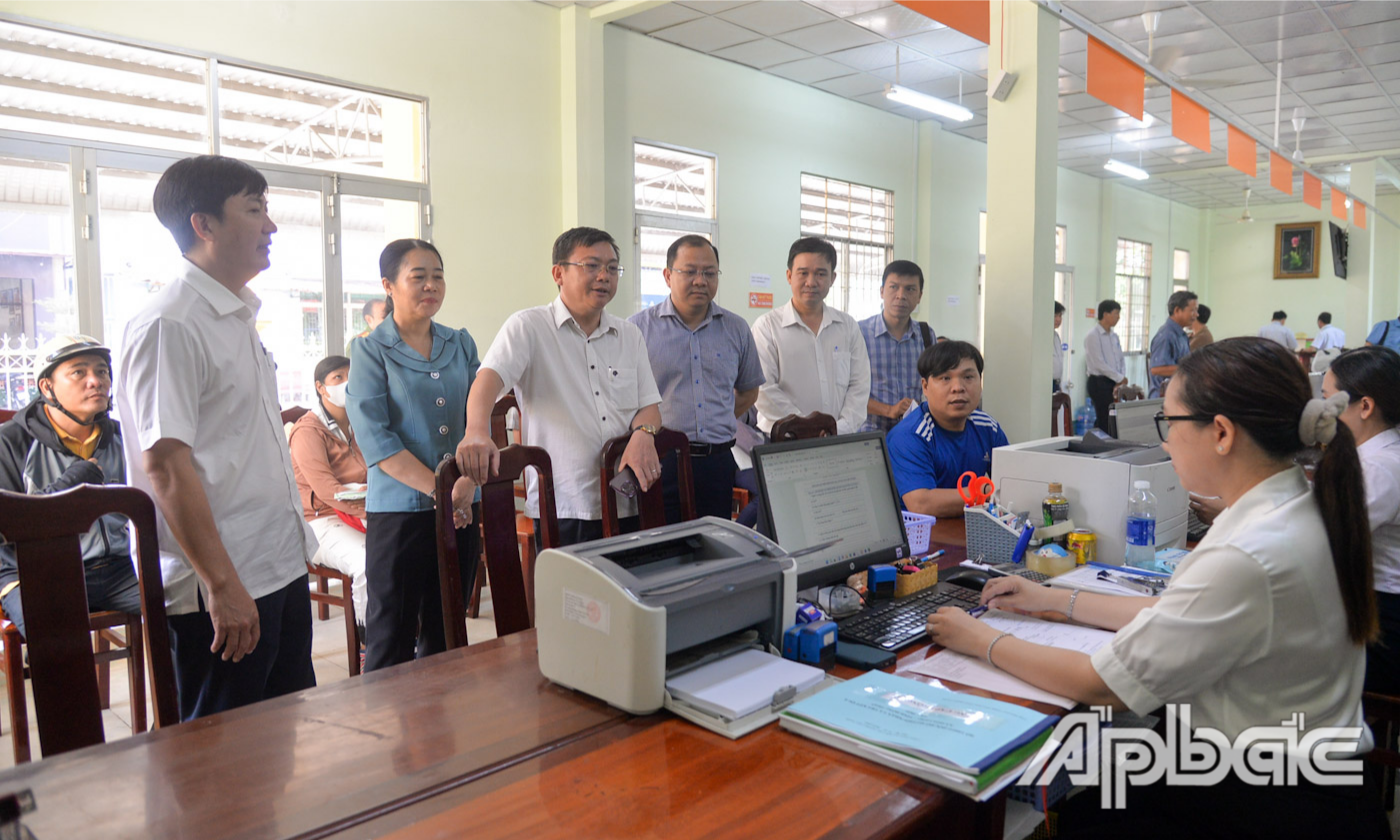 Đồng chí Phan Văn Thương kiểm tra thực tế tại Trung tâm hành chính công xã Hòa Long.