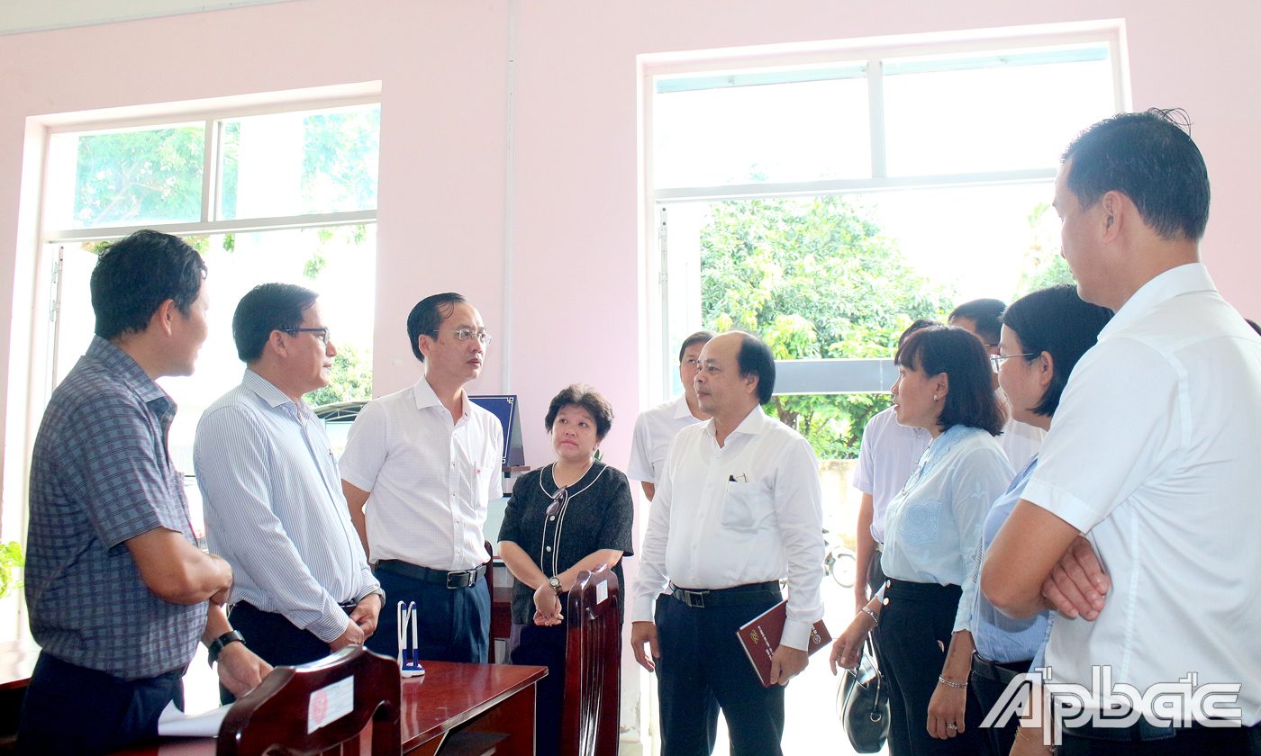 Đoàn công tác của lãnh đạo tỉnh kiểm tra tình hình vận hành chính quyền tại UBND phường Thới Sơn.