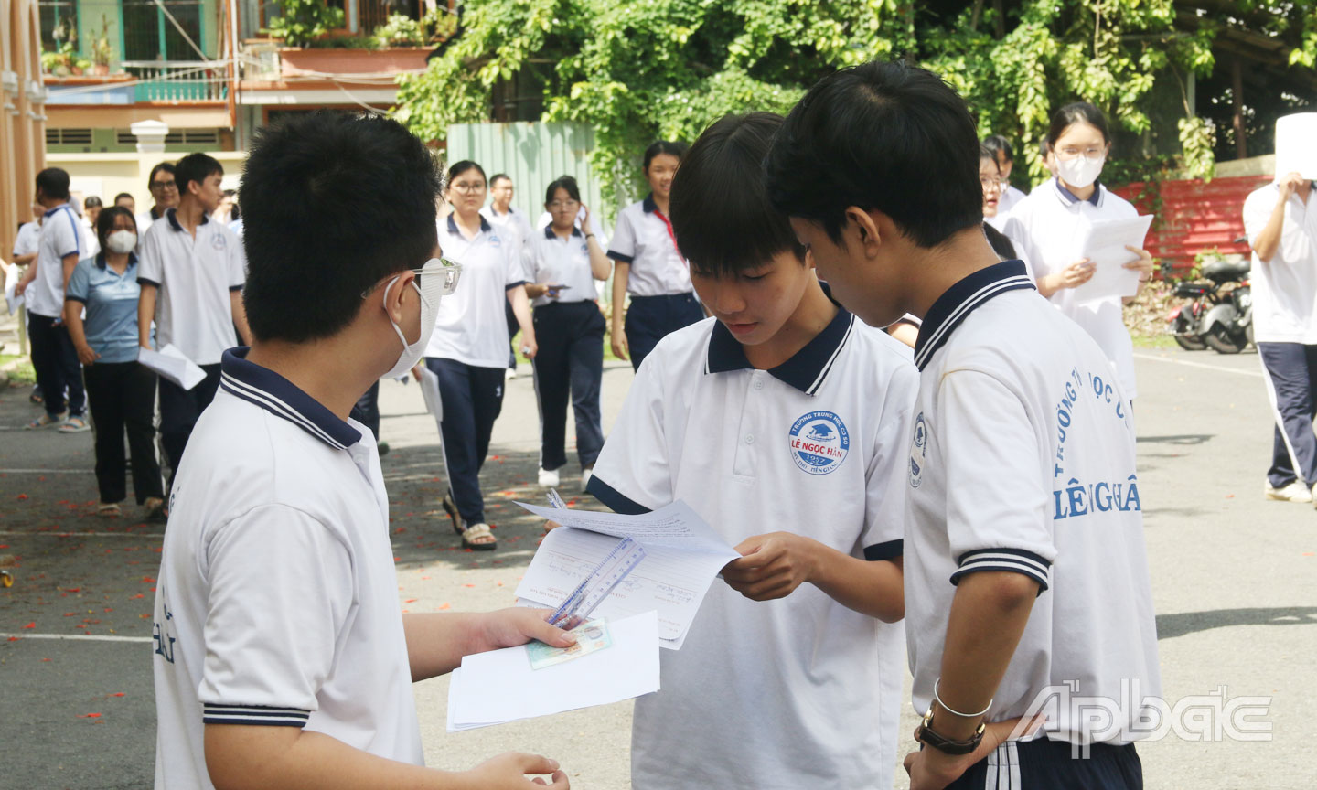 Đối với những học sinh không trúng tuyển vào lớp 10 công lập, các em vẫn còn cơ hội học tập tại các trường ngoài công lập (trong ảnh: Thí sinh tham dự kỳ thi tuyển sinh lớp 10 tại điểm thi Trường THPT Nguyễn Đình Chiểu). 