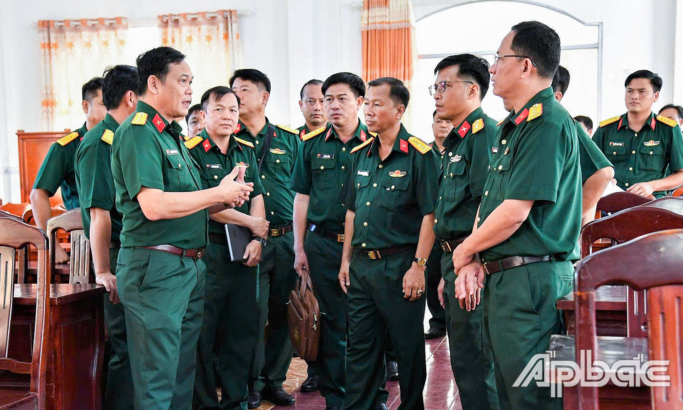 Đại tá Phạm Văn Thanh kiểm tra cơ sở vật chất tại Ban Chỉ huy Phòng thủ khu vực 4 - An Bình.