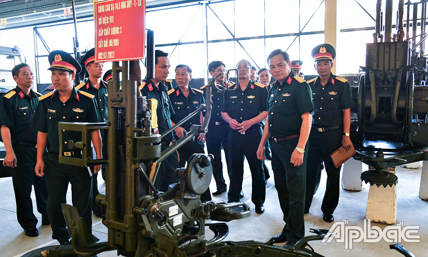 Đại tá Phạm Văn Thanh kiểm tra vũ khí trang bị tại Ban Chỉ huy Phòng thủ khu vực 3 - Cao Lãnh.