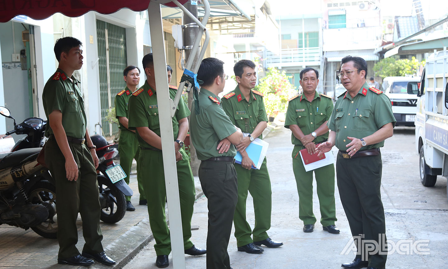 Đại tá Lâm Phước Nguyên, Giám đốc Công an tỉnh Đồng Tháp kiểm tra tình hình hoạt động Công an phường Sa Đéc.