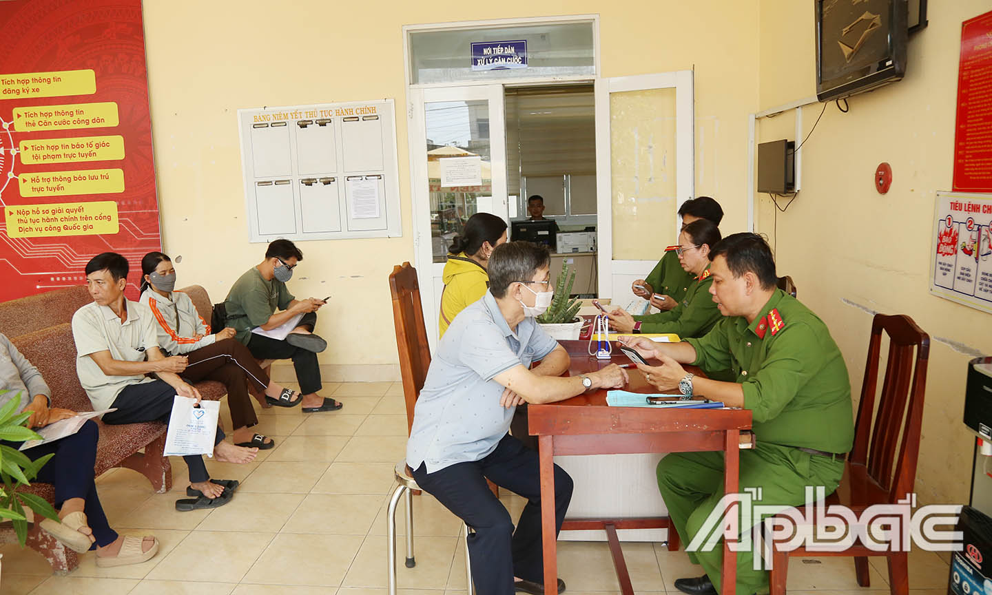 Hình công dân đến Trung tâm phục vụ hành chính công tỉnh Đồng Tháp làm thủ tục cấp căn cước, định danh điện tử