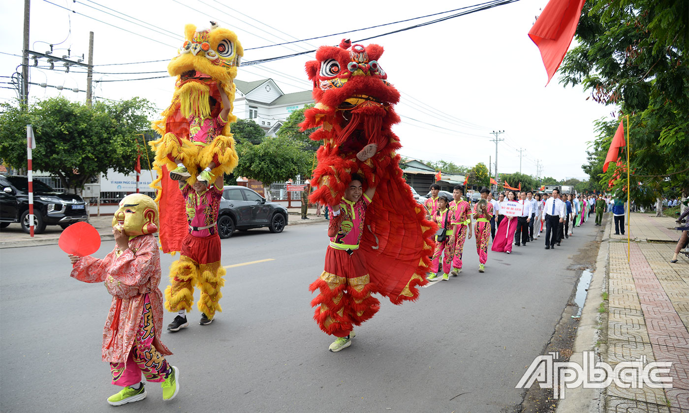 Các đại biểu đặt tràng hoa và thắp hương tại Lăng Hoàng Gia.
