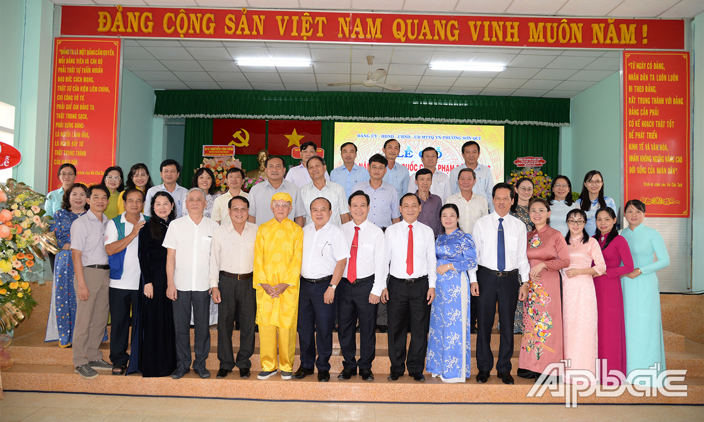 Các đại biểu chụp ảnh lưu niệm.