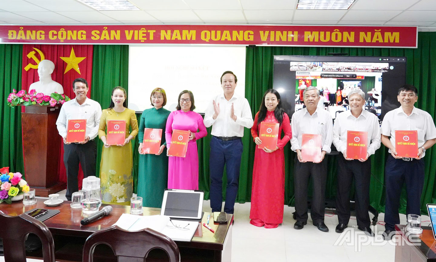 TS.BS Nguyễn Văn Dương, trao Quyết định trưởng phòng cho các phòng chức năng Sở Y tế.