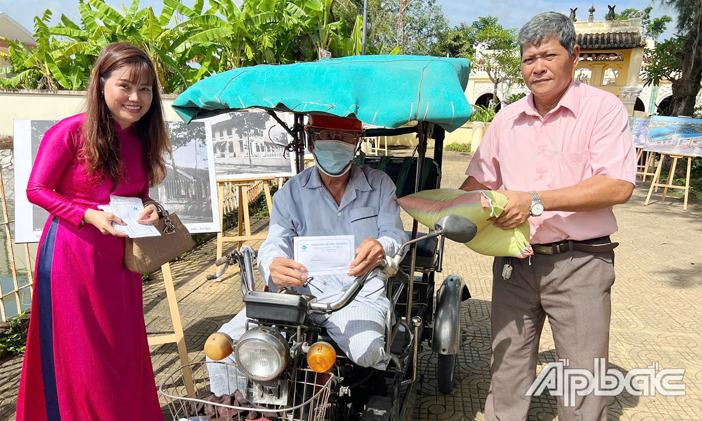Trao quà cho các hộ dân khó khăn,