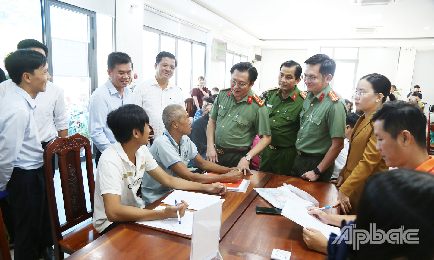 Giám đốc Công an tỉnh Đồng Tháp Lâm Phước Nguyên (đứng giữa) thăm hỏi người dân đến làm thủ tục, giải quyết hồ sơ tại Trung tâm Phục vụ hành chính công phường Cao Lãnh vào ngày 4-7-2025. Ảnh TUẤN LÂM