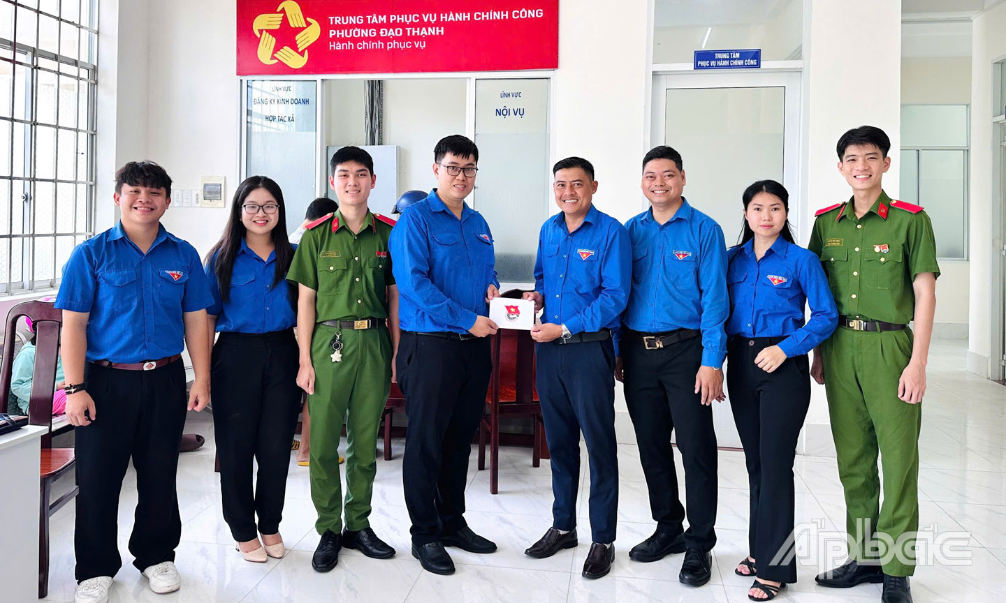 Đồng chí Nguyễn Quang Minh, Phó Chủ tịch Ủy ban MTTQ Việt Nam tỉnh, Bí thư Tỉnh đoàn Đồng Tháp đến thăm, động viên Đội hình TNTN tham gia hỗ trợ vận hành mô hình chính quyền địa phương 2 cấp và cung cấp dịch vụ công trực tuyến tại phường Đạo Thạnh.