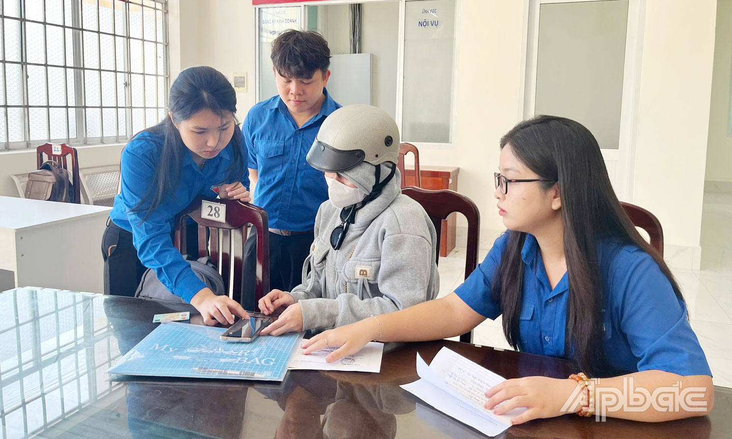 ĐVTN phường Đạo Thạnh hỗ trợ người dân đến Trung tâm Phục vụ hành chính công phường thực hiện các thủ tục, giải quyết hồ sơ.