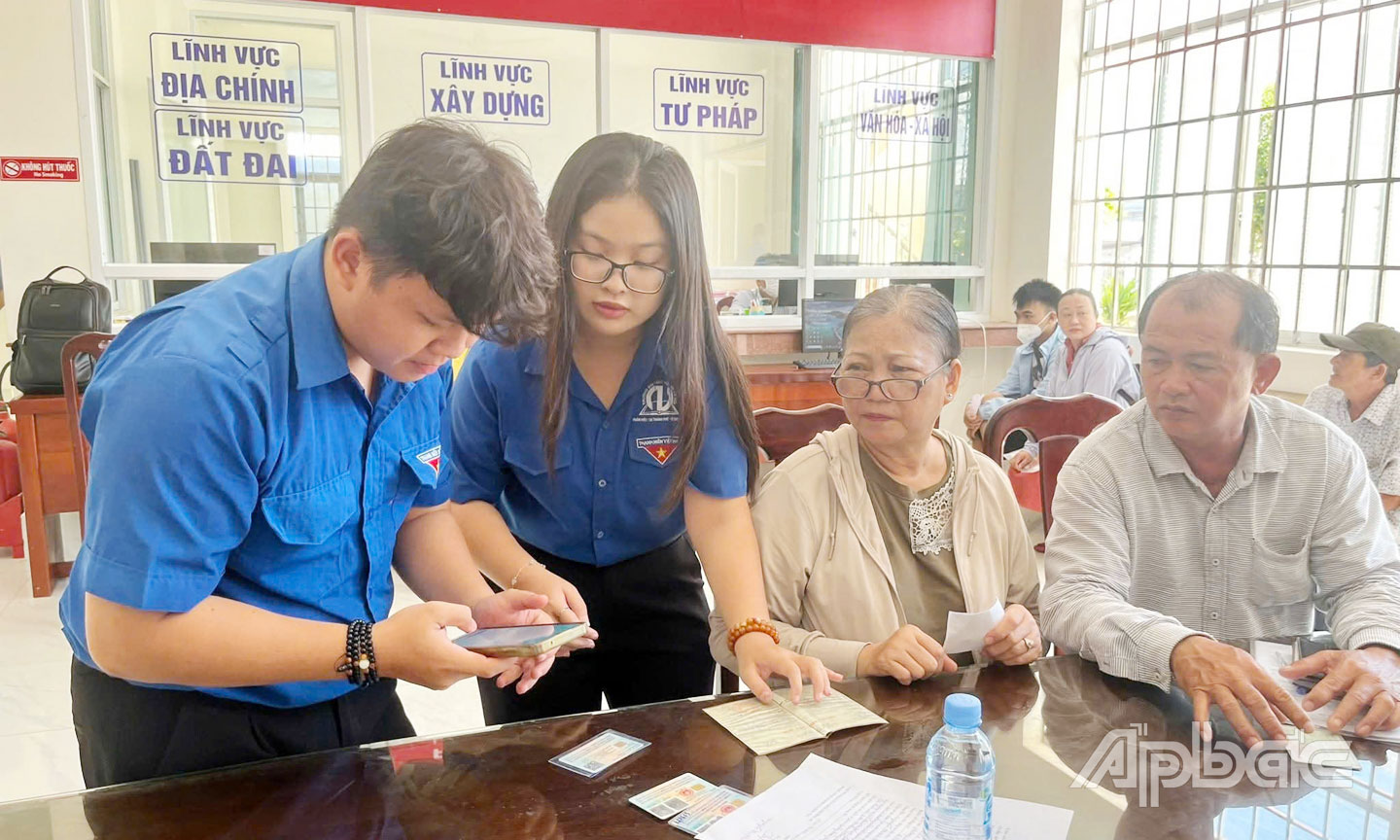 ĐVTN phường Đạo Thạnh hỗ trợ người dân đến Trung tâm Phục vụ hành chính công phường thực hiện các thủ tục, giải quyết hồ sơ.