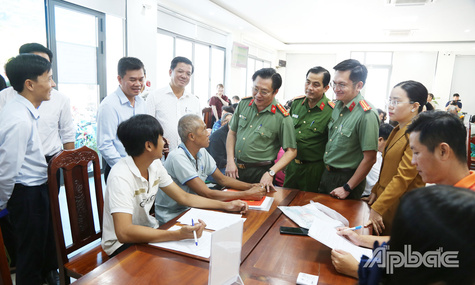 Nêu cao tinh thần trách nhiệm "Vừa chạy vừa xếp hàng" trong sáp nhập