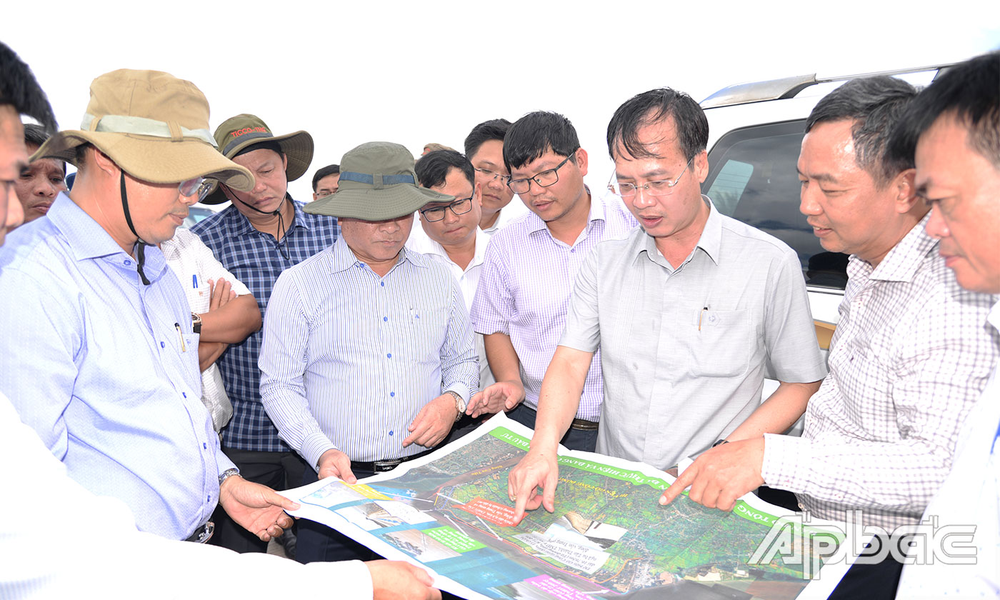 Đồng chí Trần Trí Quang khảo sát tuyến đê biển Gò Công.
