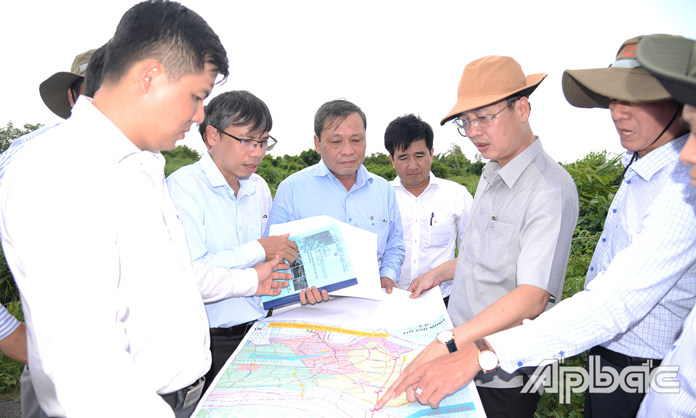 Đồng chí Trần Trí Quang khảo sát vị trí đầu tuyến của Dự án Tuyến đường bộ ven biển đoạn qua địa bàn tỉnh.