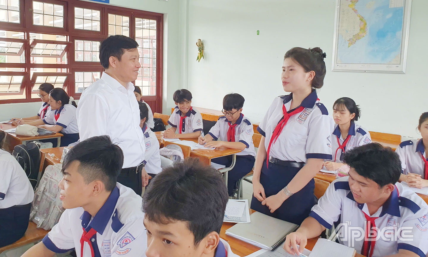 Tiến sĩ Lê Quang Trí, Giám đốc Sở GD-ĐT tỉnh Đồng Tháp thăm, động viên học sinh tại Trường THCS Đoàn Thị Nghiệp.