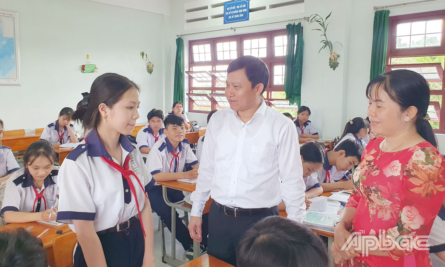 Tiến sĩ Lê Quang Trí, Giám đốc Sở GD-ĐT tỉnh Đồng Tháp thăm, động viên học sinh tại Trường THCS Đoàn Thị Nghiệp.