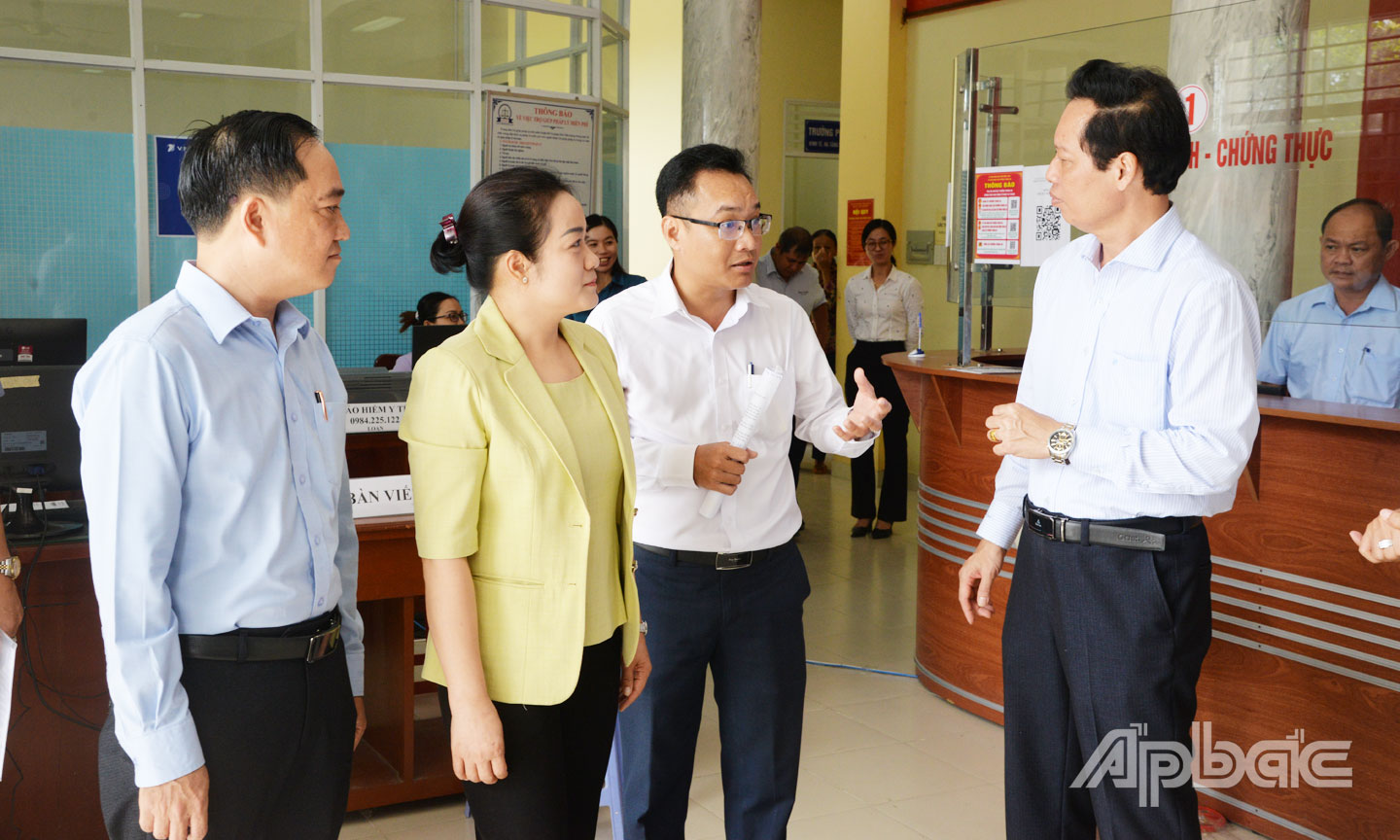  Đồng chí Nguyễn Hải Trâm, Phó Bí thư Thường trực Tỉnh ủy Đồng Tháp cùng đồng chí Nguyễn Thành Diệu, Tỉnh ủy viên, Phó Chủ tịch UBND tỉnh đến kiểm tra công tác phục vụ nhân dân tại Trung tâm Phục vụ hành chính công phường Trung An.